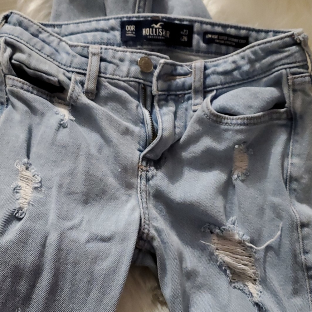Hollister size   00R distressed  light wash jeans